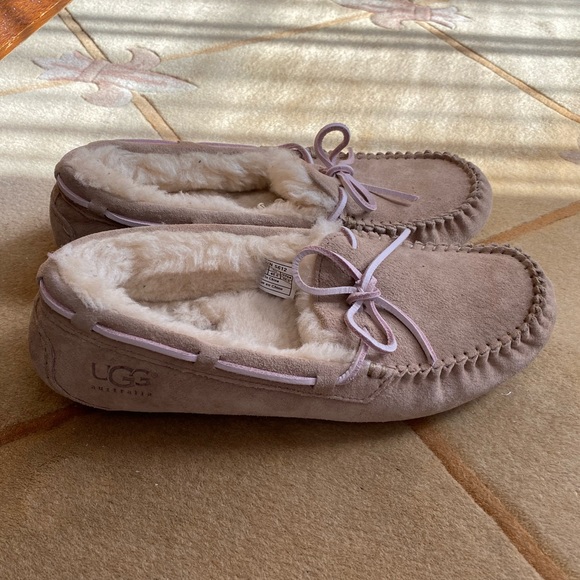 UGG Shoes Ugg Dakota Slippers 9 Poshmark
